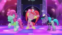 Club ponies dancing happily S6E9
