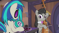 Octavia notices DJ Pon-3's new sound S5E9