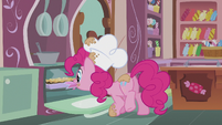 Pinkie taking out food from the oven S5E8