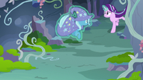 Starlight carries Trixie away from the throne room S7E17