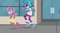 Sweetie Belle passing by DJ Pon-3 EG2.jpg (42 КБ)