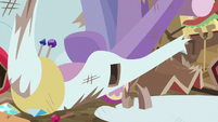 Wing snaps off of Rarity's swan cart S6E14