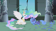 Princess Celestia talking with Princess Luna S1E2