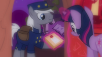 Twilight gets a delivery S03E13