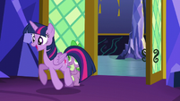 Twilight trotting up to her friends S5E22