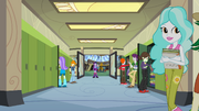 Twilight y Spike mirando dentro de Canterlot High School