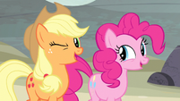 Applejack le guiña el ojo a Twilight EMC-P2