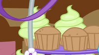 Cupcakes with and without the icing S5E19