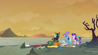 Discord falls over onto the ground S6E25