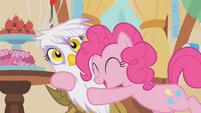 Pinkie Pie hugging Gilda S1E05