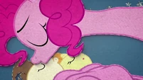 Pinkie kisses Pumpkin Cake on the forehead BFHHS2.png (881 KB)