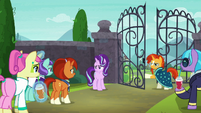 Starlight and Sunburst play gate greeting over and over S8E8