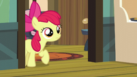 Apple Bloom entra a la cocina cautelosamente Un Descanso Agotador