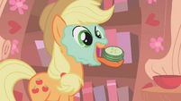 Applejack om nom S01E08