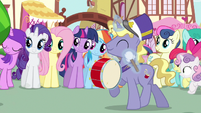 Rarity & Rainbow Dash enjoying parade S3E4