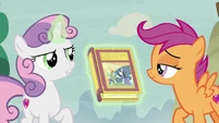 Scootaloo raises a teasing brow at Sweetie Belle S7E8.png (927 KB)