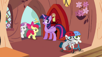 Twilight invites foals inside the library S4E15