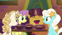 Coriander serving flat-noodle soup to ponies S6E12