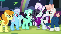 Countess Coloratura gives hoofsie to Lyra S5E24