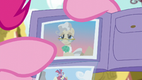 Pinkie points at photo of Mayor Mare S6E11