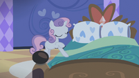 Sweetie Belle pulling down covers S4E19