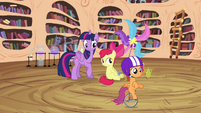 Twilight and Apple Bloom watch Scootaloo unicycle S4E15