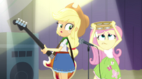 Fluttershy hiding herself beside Applejack EG2