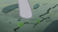 Maud Pie pointing at the fissure S6E3