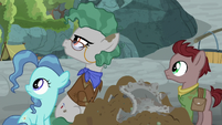 Prof. Fossil and archaeology foals hear Applejack S7E25