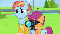 Scootaloo taking Rainbow and Bow's photo S7E7