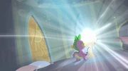 Spike vê um brlho vindo do gibi T4E06