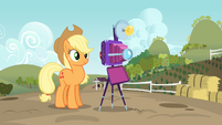 Applejack about to take a family photo S3E8