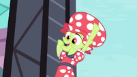 Granny Smith waving to Applejack S4E20