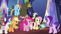 Main five gathered in front of Starlight S6E21