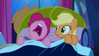 Pinkie Pie sleeping beside Applejack S5E13