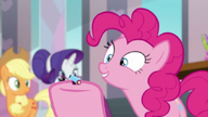 S08E01 Pinkie Pie trzyma miniaturową armatę przyjęciową