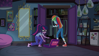 Twilight Sparkle fetches a suitcase EG4