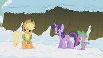 Twilight and Spike check in on Applejack S1E11