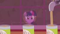 Twilight looking at applesauce assembly line S5E25