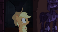 Applejack olhando para a armadura T4E03