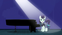 Coloratura speaking to the crowd S5E24