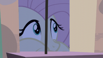 Fluttershy mirando a hurtadillas por la ventana EMC-P2