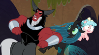 Lord Tirek jabs Chrysalis with his elbow S9E8