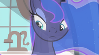 Luna looking down at Sweetie Belle S4E19
