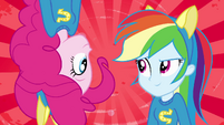 Pinkie e Rainbow em uma tela inicial EG