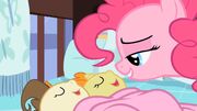 Pinkie faz os gêmeos dormirem