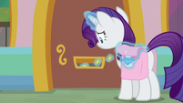 Rarity puts bits in Lemon Hearts' mail slot S9E24