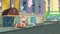 Rarity runs back to the hotel S4E08