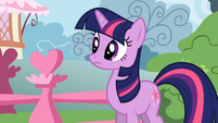 Twilight Sparkle looks around S01E04