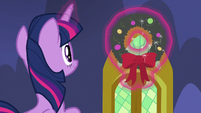 Twilight hanging a Hearth's Warming wreath MLPBGE